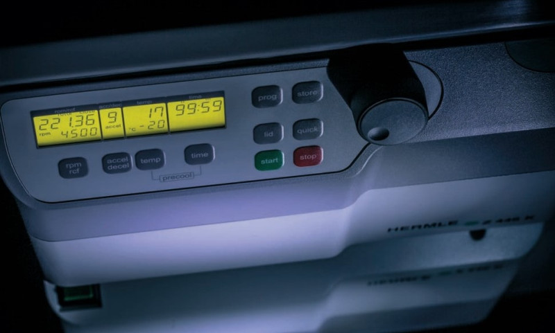 Máy ly tâm để bàn nhiều ống cùng lúc 16.000 vòng/phút Hermle Z 446 